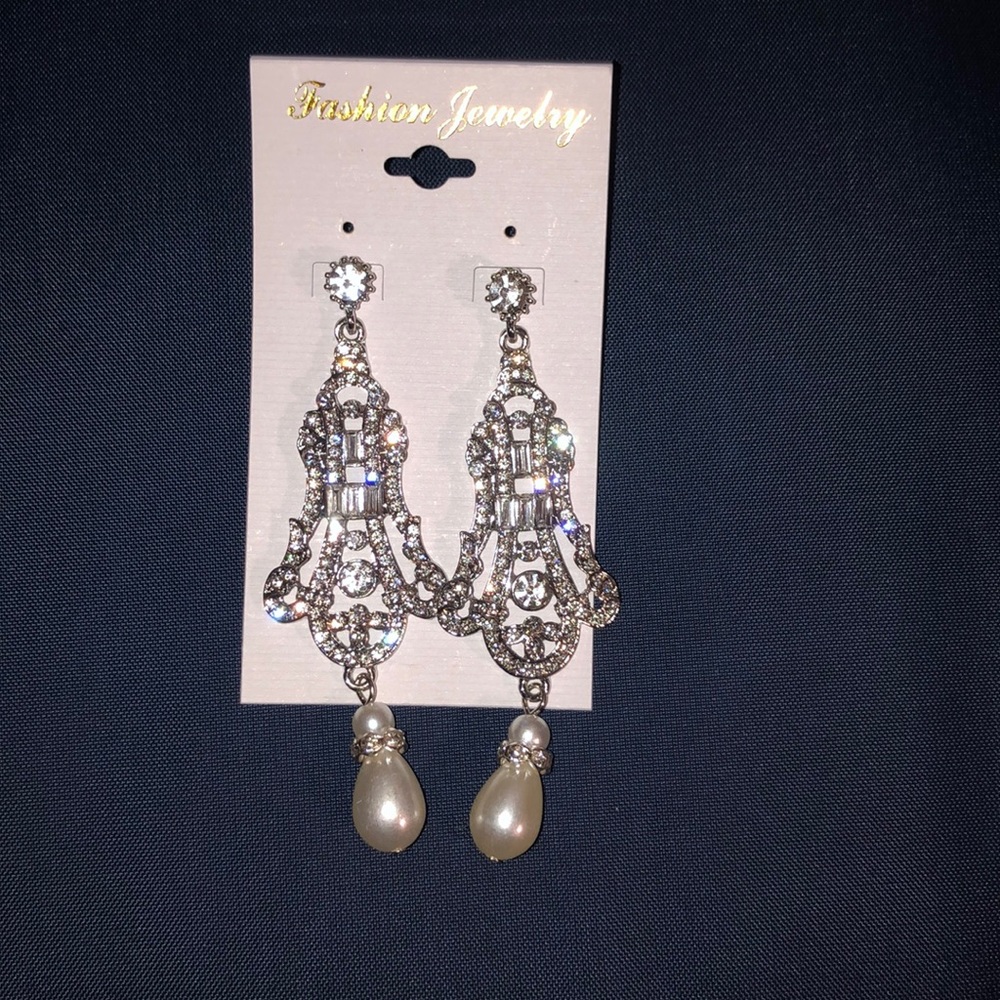 Dangling white Great Gatsby silver Earrings